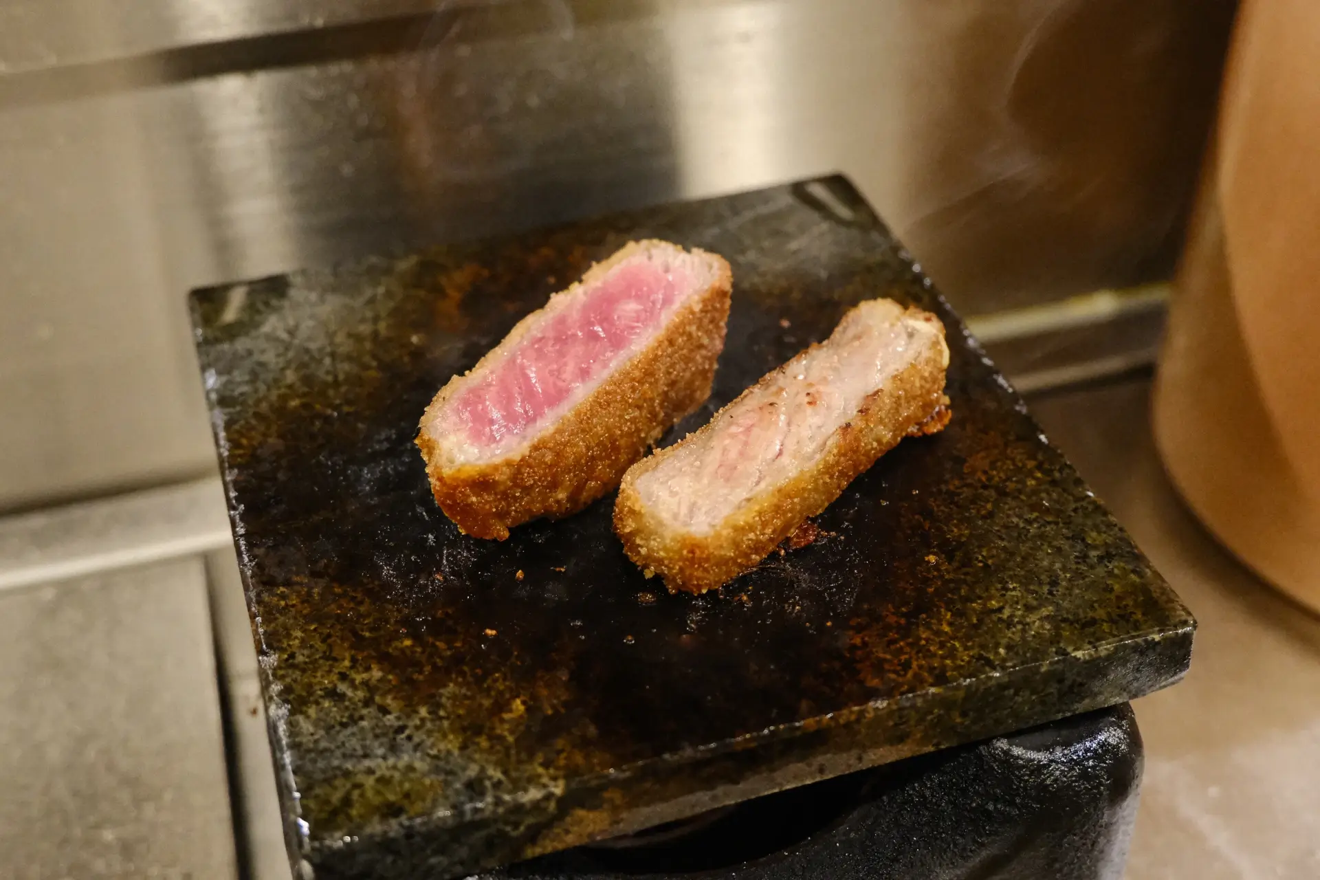 오사카 난바 도톤보리 찐맛집 추천: 모토무라 규카츠, 그냥 입에서 살살 녹는 맛인데? 6 모토무라-규카츠-화로에-굽기