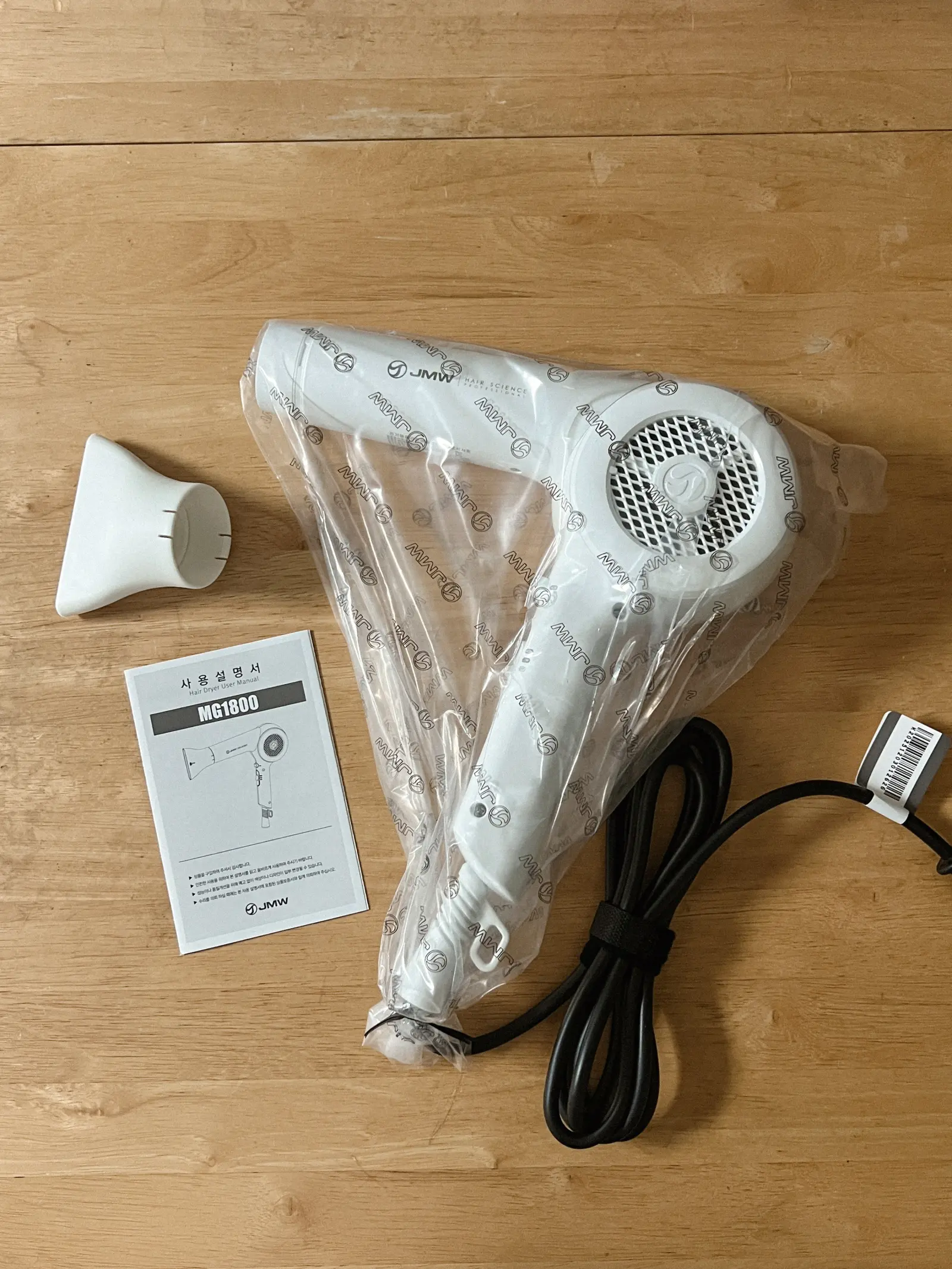 탄내나는 드라이기 교체 후기: 저소음에 바람세기까지 강력한 JMW MG1800 추천 4 JMW MG1800 드라이기 구성품